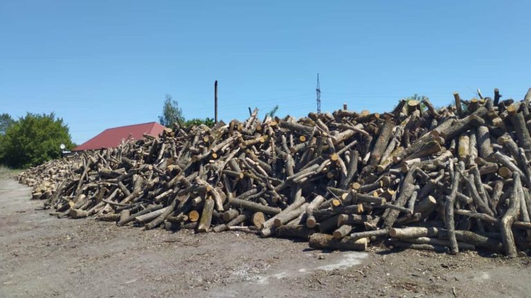 Розтратили 90 млн на закупівлі дров для ЗСУ, купували квартири і раритетні авто – викрито схему