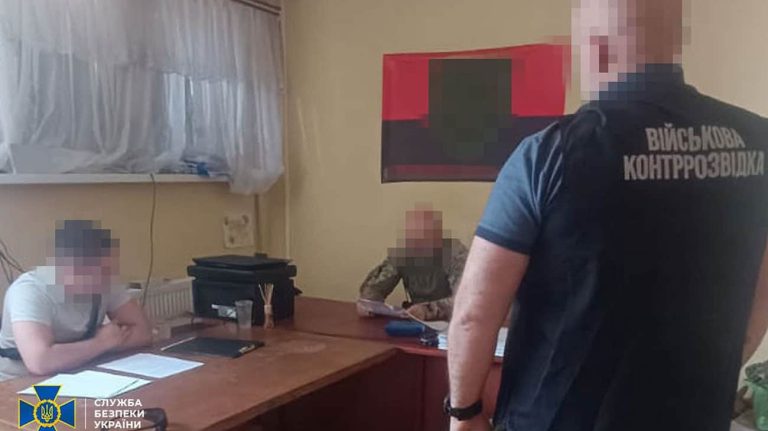 СБУ і поліція кажуть, що викрили посадовця: Нарахував 35 мільйонів ”бойових” солдатам на Львівщині