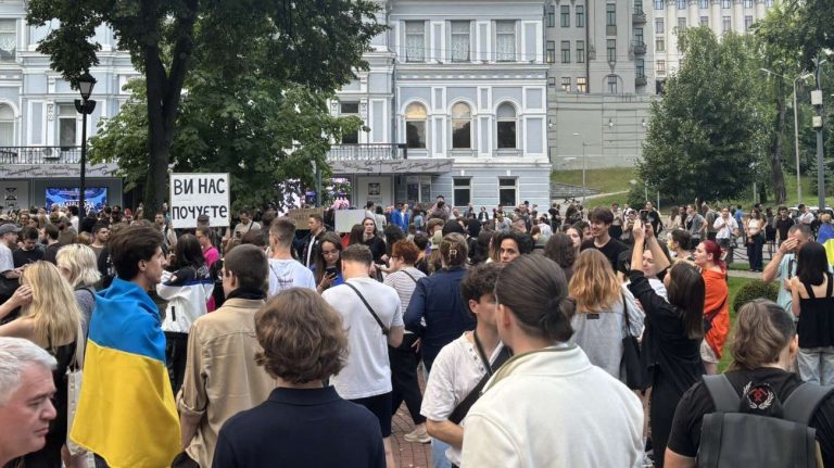 У Києві та Львові почались акції проти законопроєкту щодо НАБУ та САП